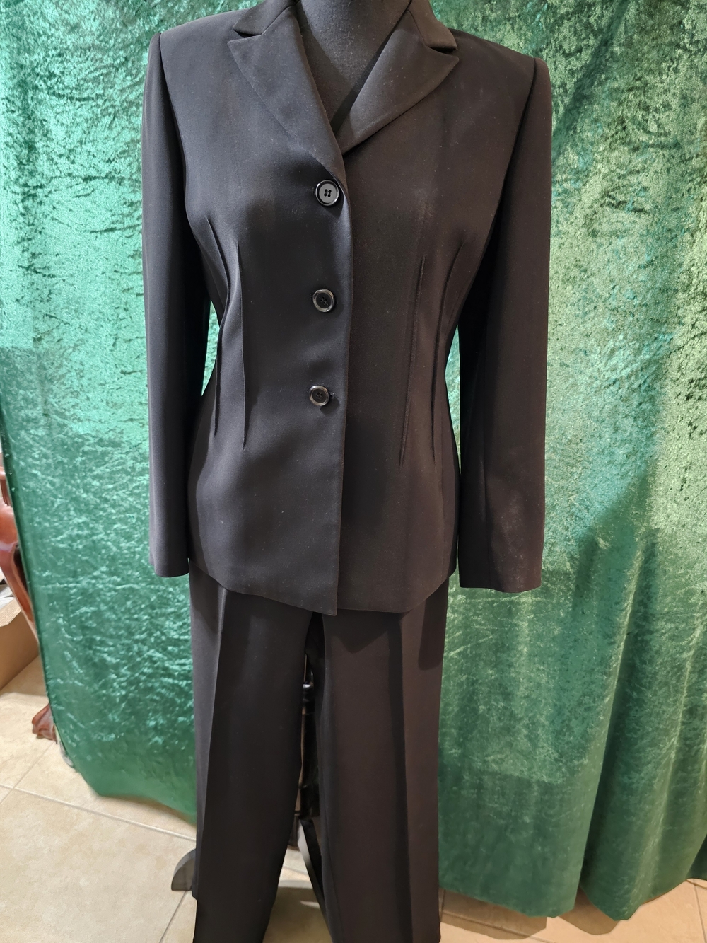 Le Suit Black Women's Blazer and Pants Suit 4P 100% Poly Drapes Beautifully